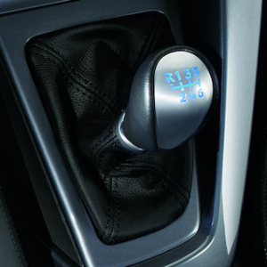 Glava prestavne ročice z modro osvetlitvijo